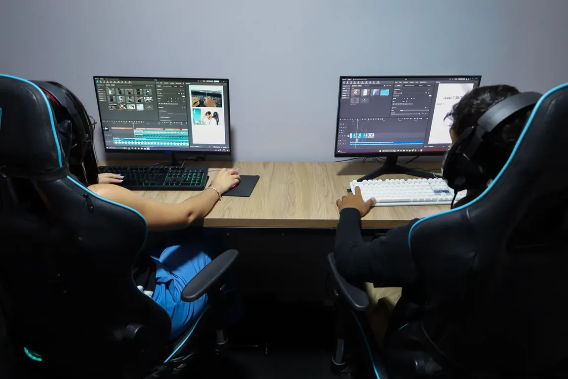 Time de criativos editando conteúdo de vídeo lado a lado