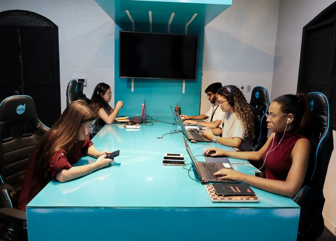 Time da ProConnect reunido em mesa de reunião analisando estratégias