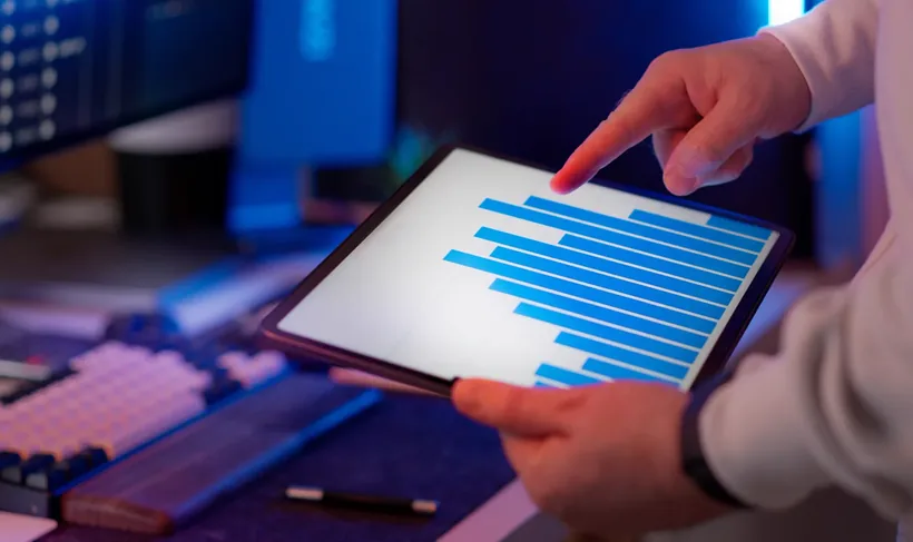 Análise de gráficos de desempenho de campanhas em tablet